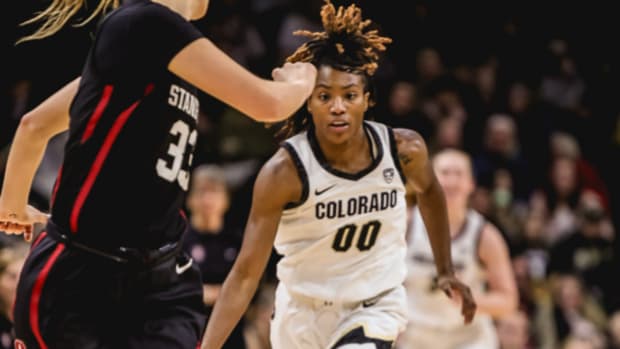 Jaylyn Sherrod pushing past Stanford defenders